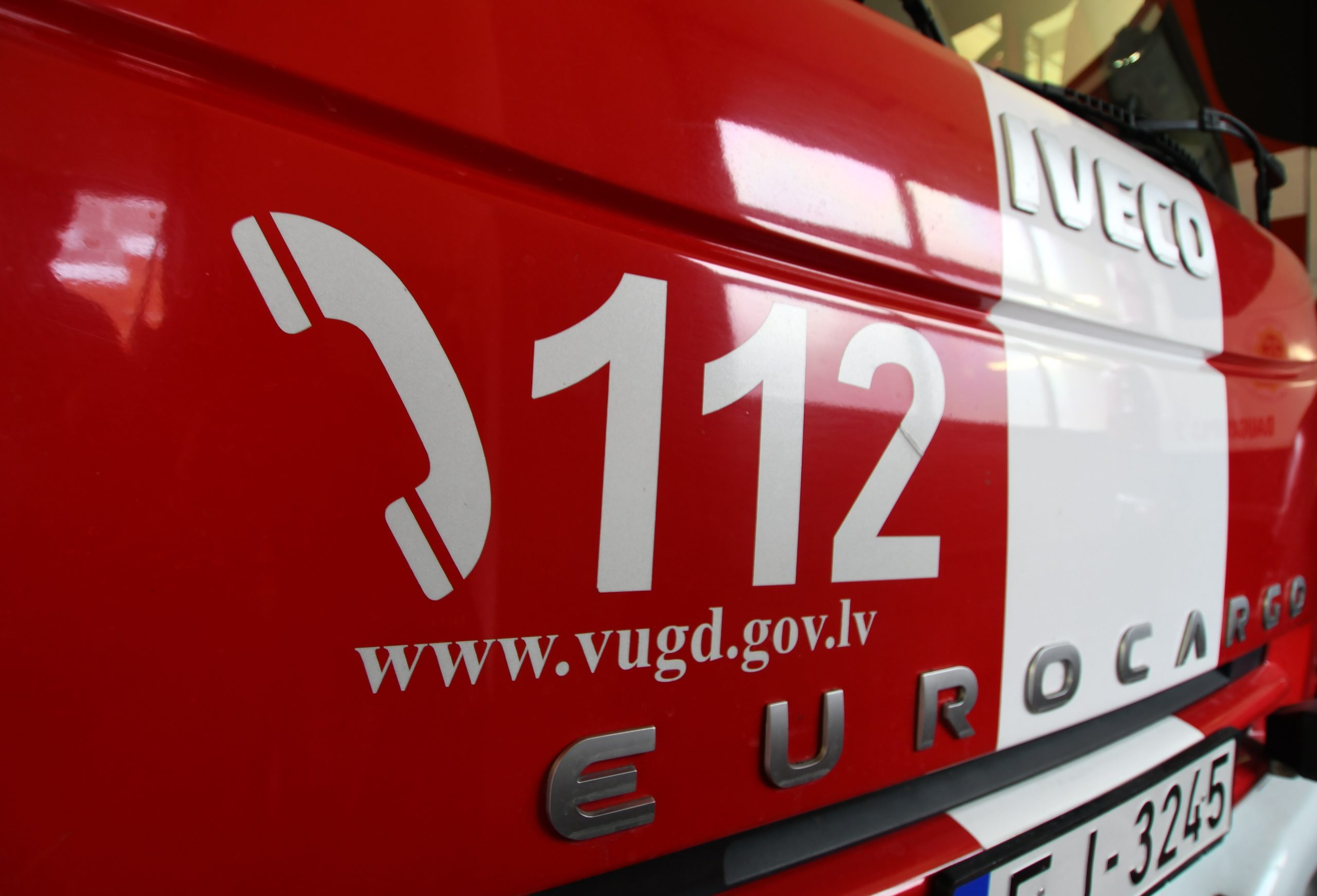 Rīgā glābēji no upes izvilkuši vieglo automašīnu ar piekabi. Tā zem ūdens atradās aptuveni sešu metru attālumā no krasta.