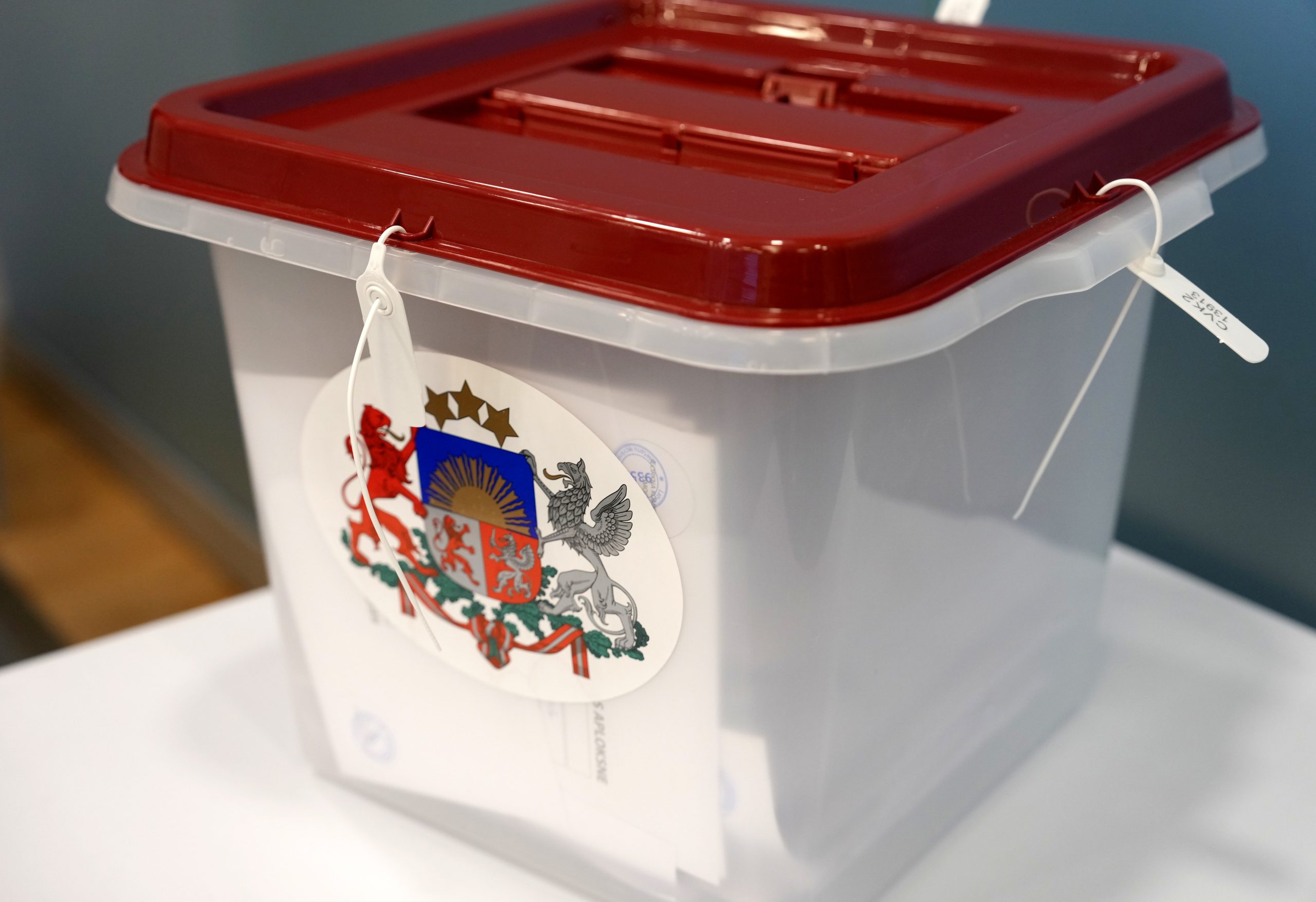 Aizzīmogota vēlēšanu urna ar Latvijas valsts ģerboni