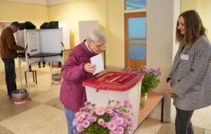 Vēlētāja nodod balsi 15. Saeimas vēlēšanu iecirknī