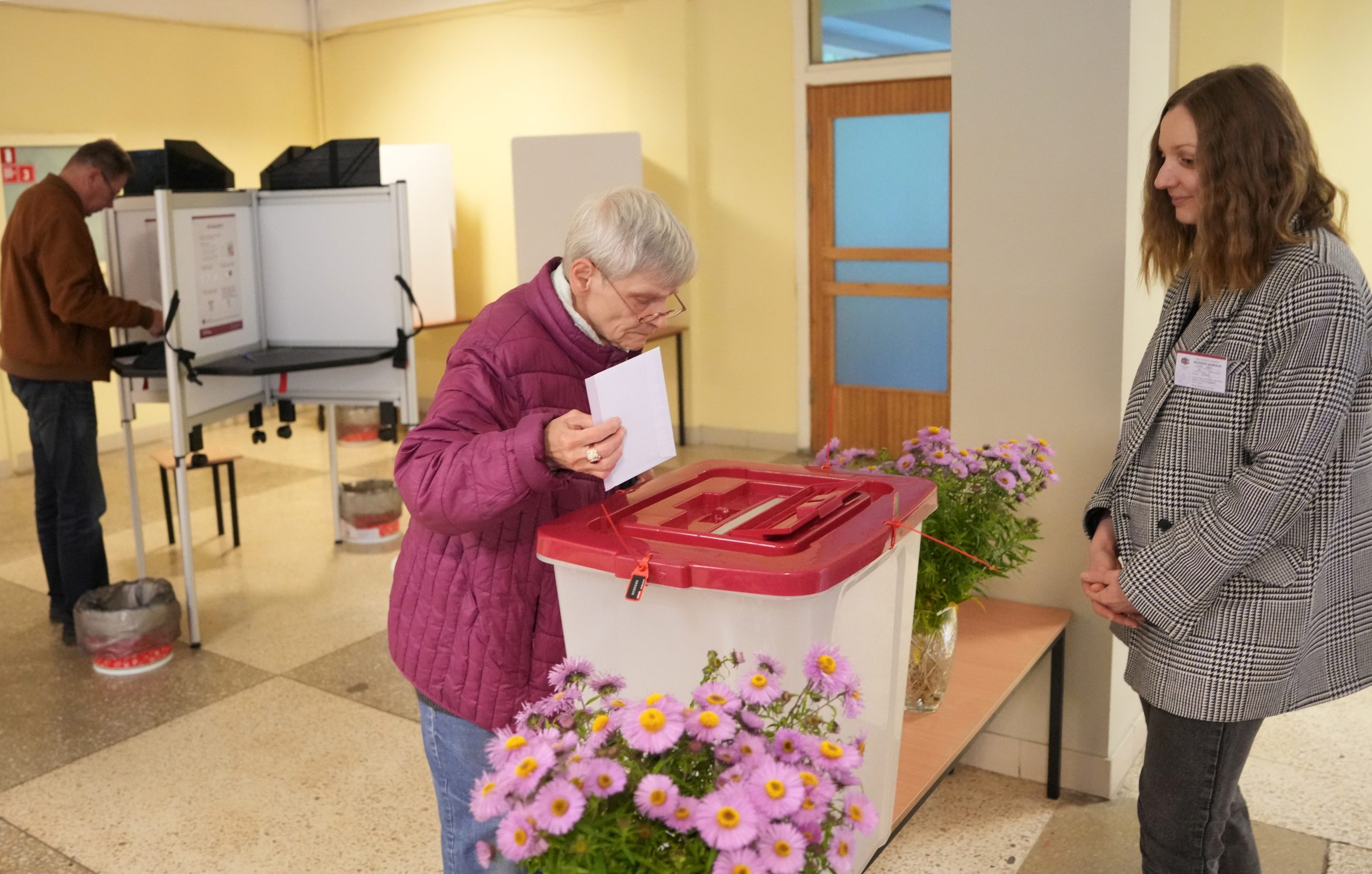 Vēlētāja nodod balsi 15. Saeimas vēlēšanu iecirknī