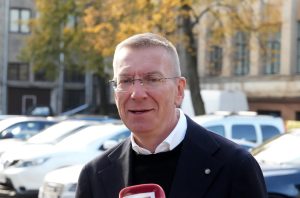 Edgars Rinkēvičs pie Saeimas ēkas Rīgā