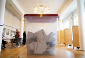 Vēlēšanu urna ar balsotāju aploksnēm 15. Saeimas vēlēšanu iecirknī