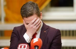 Politiķis preses konferencē vēlēšanu naktī aizsedz seju ar roku