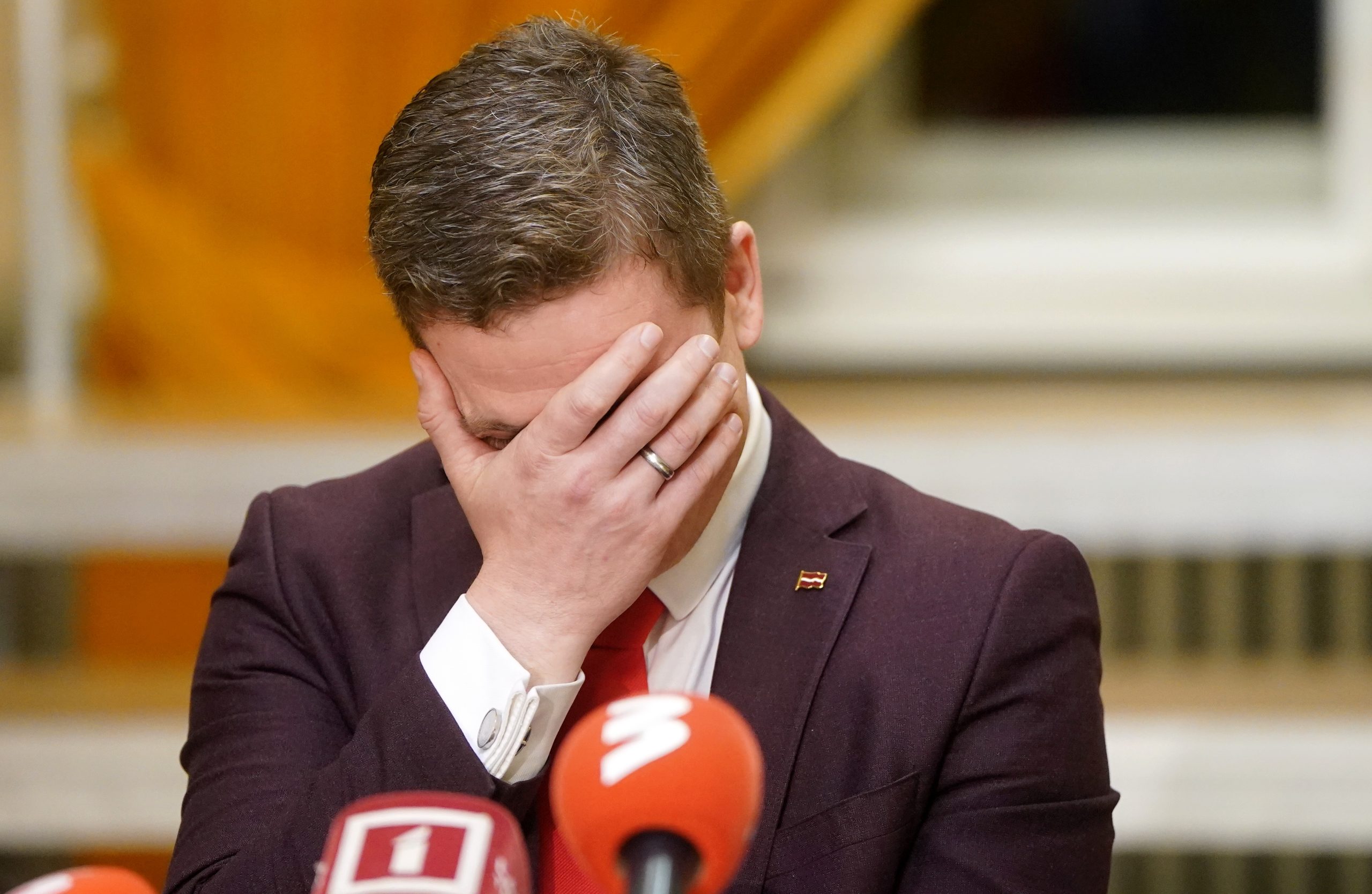 Politiķis preses konferencē vēlēšanu naktī aizsedz seju ar roku