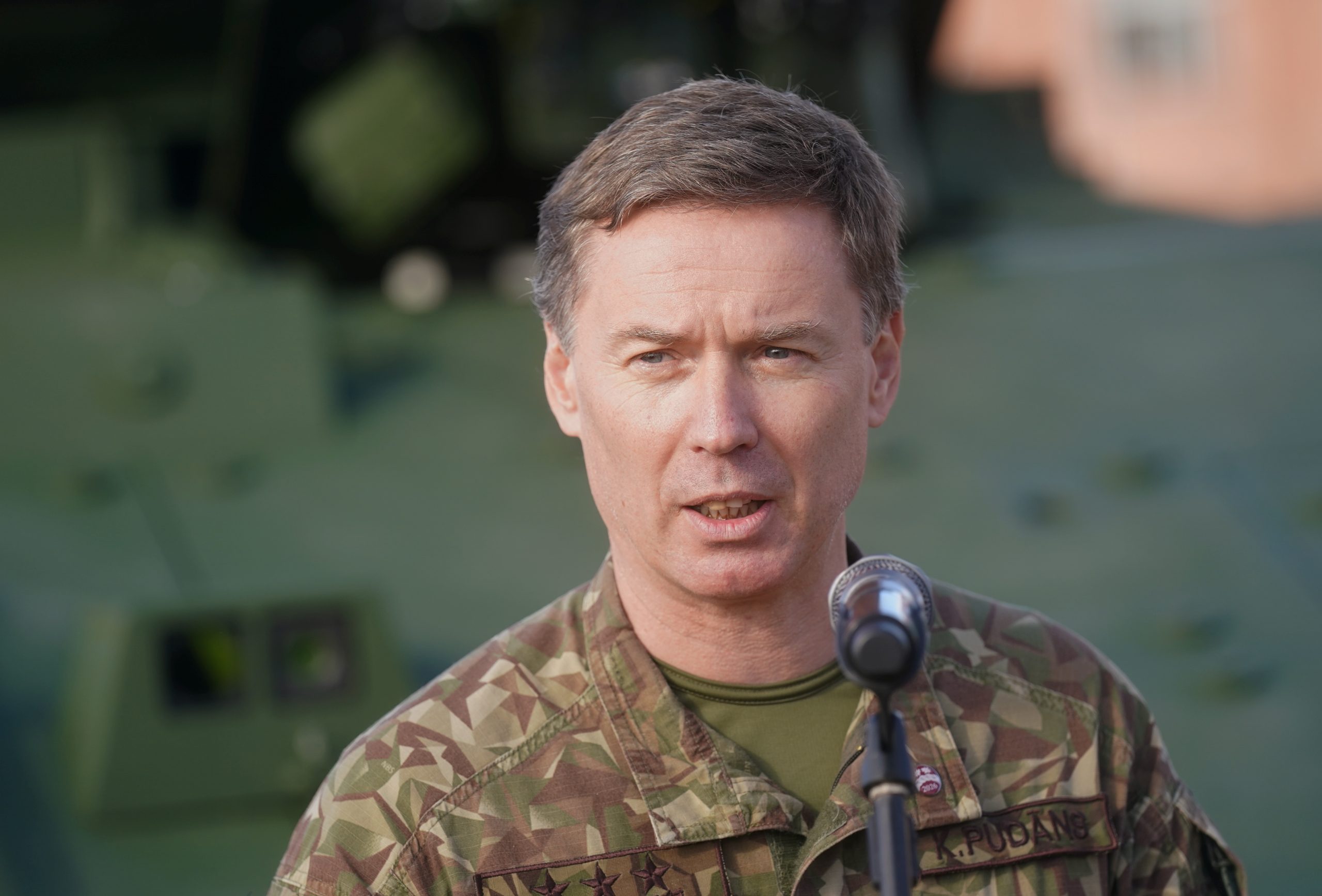 Nacionālo bruņoto spēku komandieris Kaspars Pudāns militārajā formastērpā runā pie mikrofona.