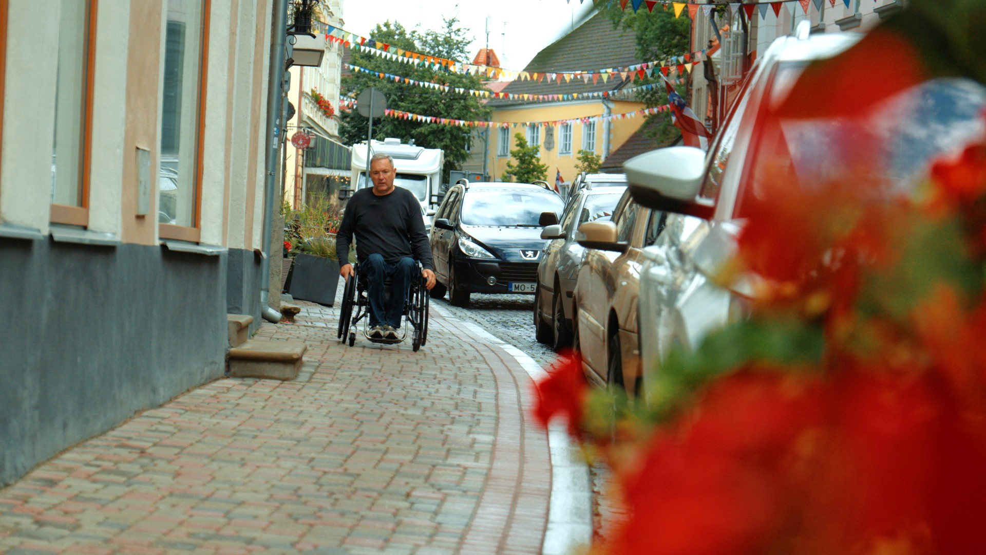 Aigars Miklāvs ratiņkrēslā pārvietojas pa ietvi
