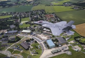 Lielbritānijas Karalisko gaisa spēku iznīcinātājs F-35 lido virs RAF Leeming militārās aviācijas bāzes.