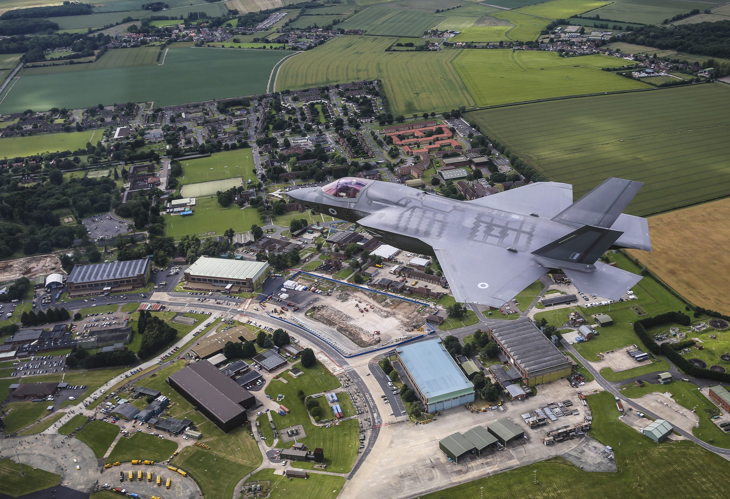 Lielbritānijas Karalisko gaisa spēku iznīcinātājs F-35 lido virs RAF Leeming militārās aviācijas bāzes.