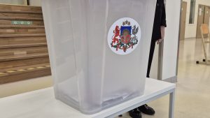 Vēlēšanu urna ar Latvijas valsts ģerboni