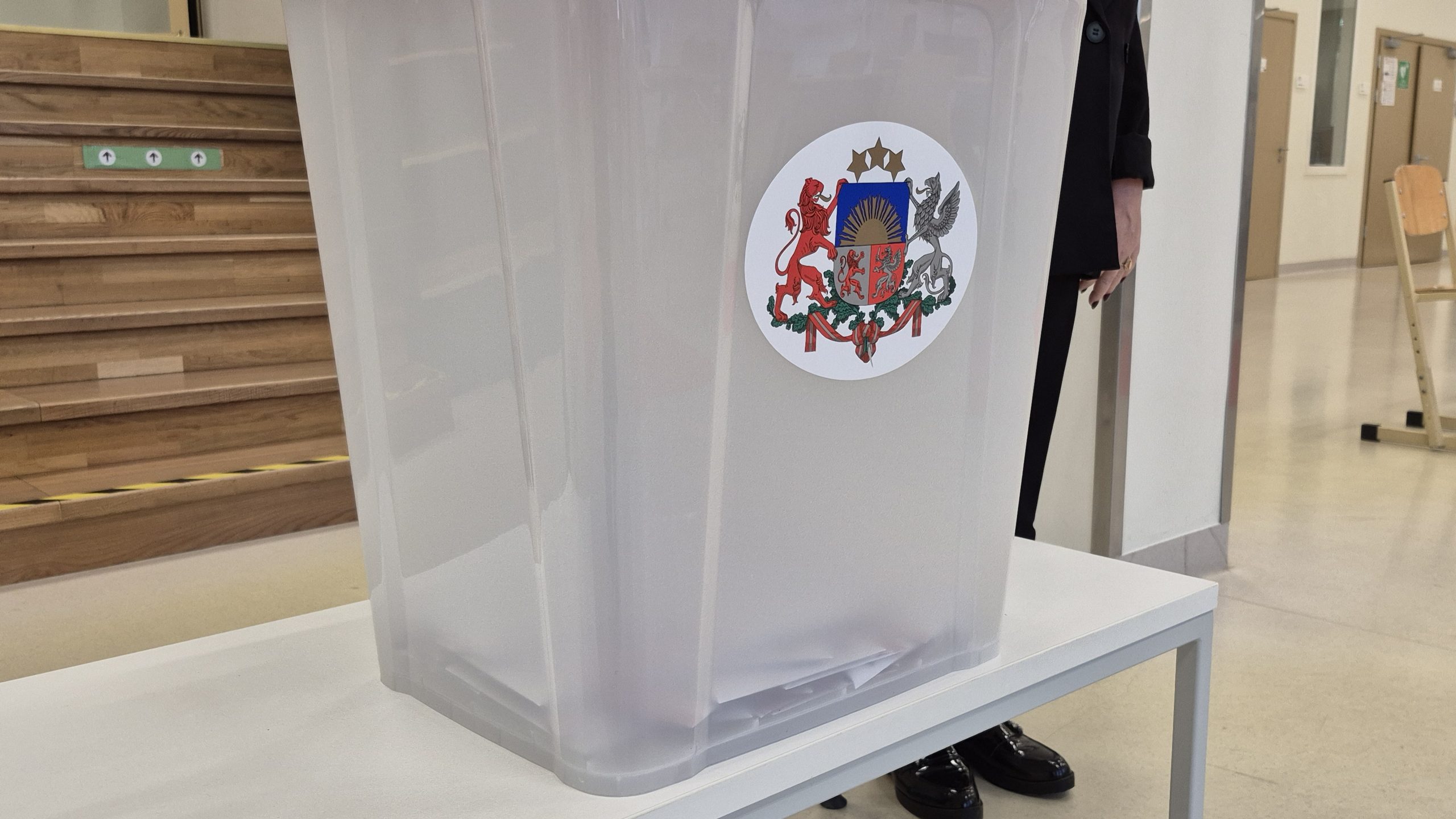 Vēlēšanu urna ar Latvijas valsts ģerboni