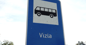 Autobusa pieturas zīme Vizlas ciematā