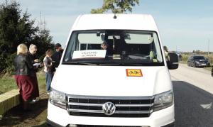 Mobilais vēlēšanu iecirknis autobusā pie ceļa