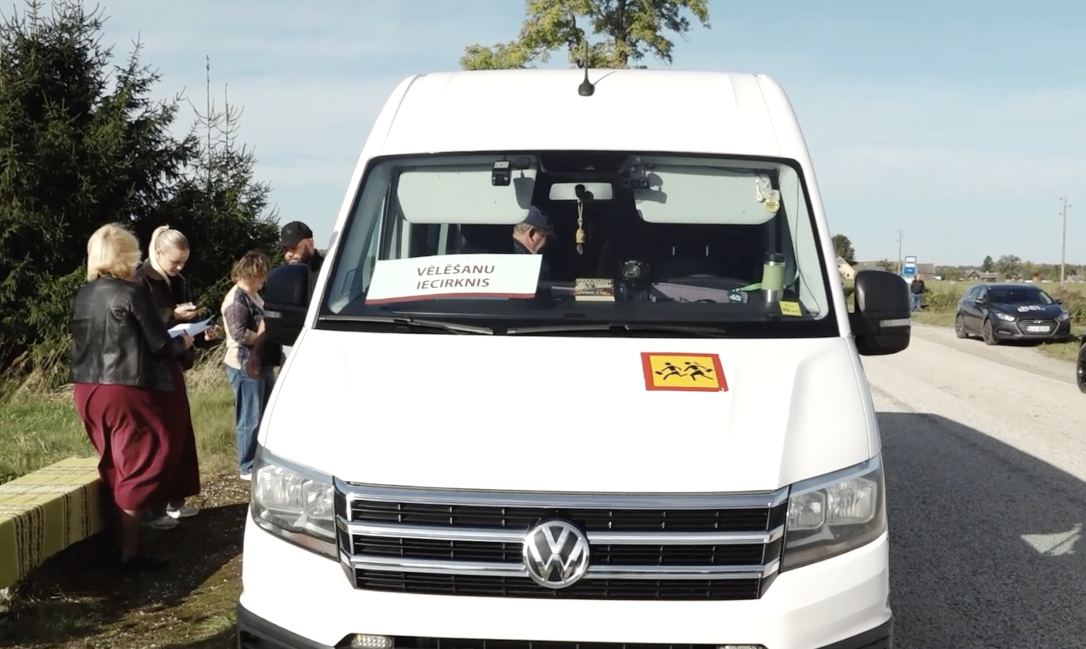 Mobilais vēlēšanu iecirknis autobusā pie ceļa