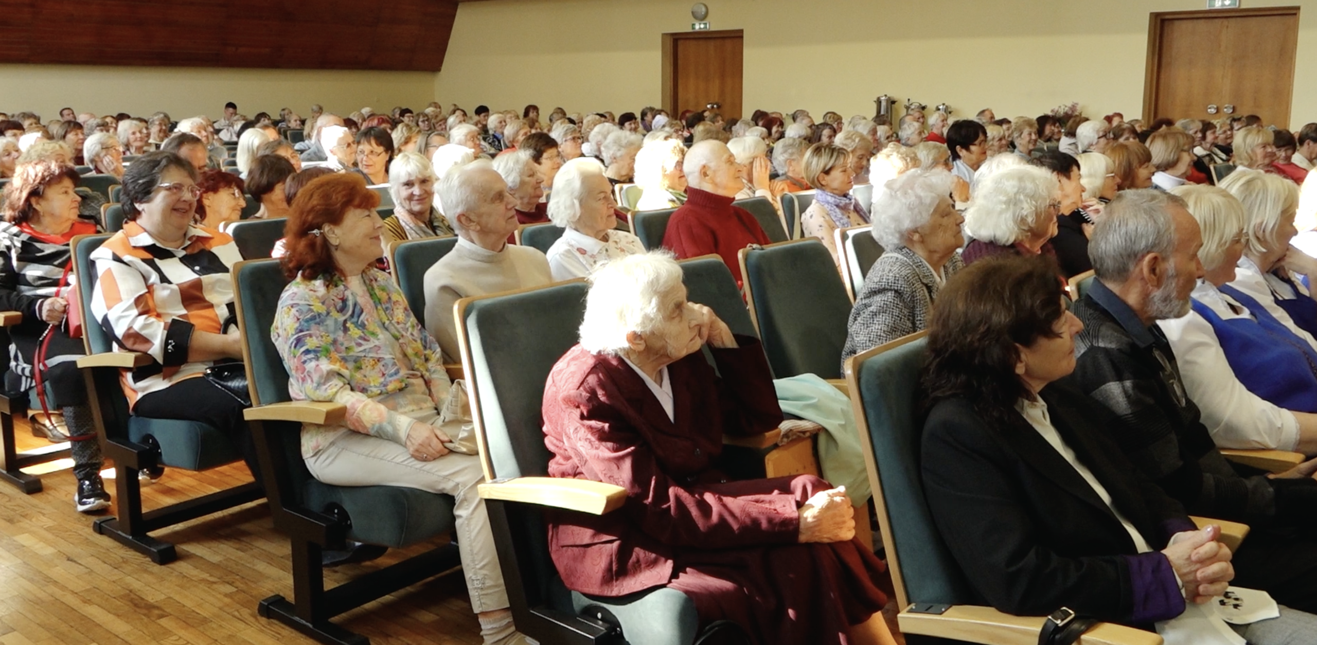 Limbažu novada seniori pulcējušies Salacgrīvā uz Senioru skolas trešā mācību gada atklāšanas pasākumu.
