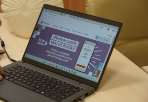 Portatīvā datora ekrānā atvērta eParaksts tīmekļvietne ar informāciju par eParaksts mobile drošības uzlabojumiem.