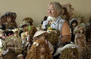 Limbažniece Dzintra Kaminska savas porcelāna leļļu kolekcijas vidū, kurā ir aptuveni 300 leļļu.