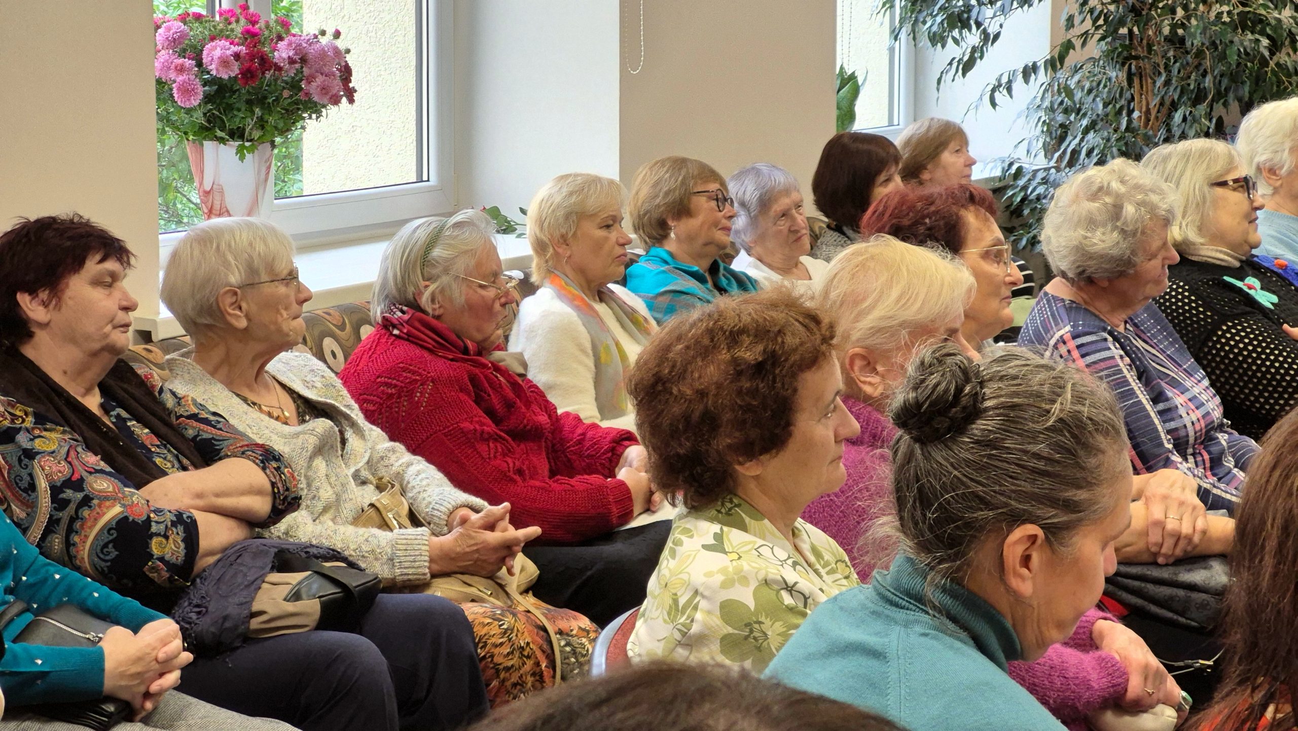 Seniori Senioru skolas atklāšanā Līvānos