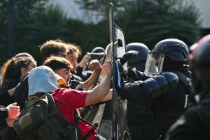 Studenti protestā sastopas ar policiju pie skolas Francijā