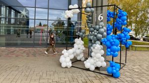 Zilu, baltu un pelēku balonu kompozīcija ar ciparu seši pie Jēkabpils Sporta halles.