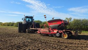 Traktors ar Väderstad sējmašīnu veic rudens sējas darbus uz lauka