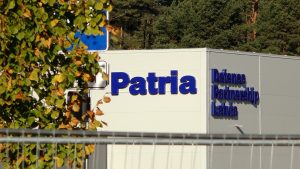 “Patria” ražotnes ēka ar “Defence Partnership Latvia” logo