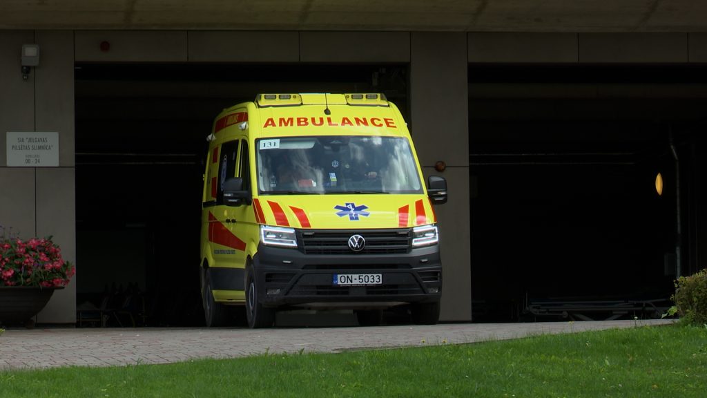 Neatliekamās medicīniskās palīdzības automašīna pie Jelgavas pilsētas slimnīcas.
