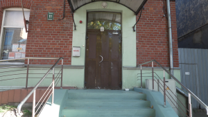 Biedrības “Agape” ēkas ieeja Liepājā