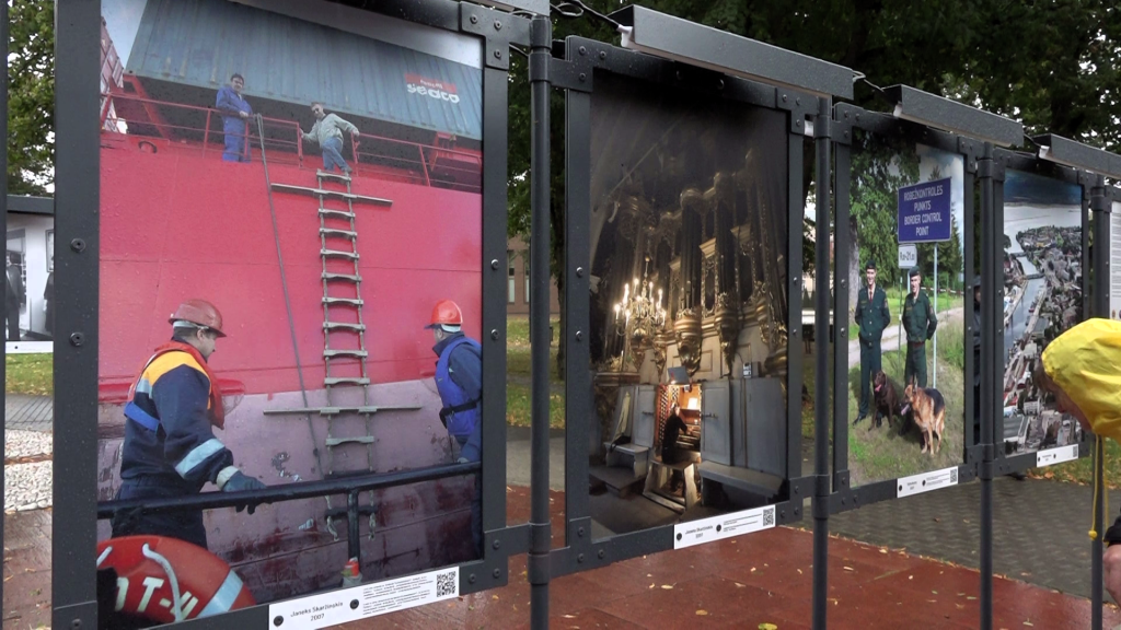 Brīvdabas fotogrāfiju izstādes stendi ar vēsturiskiem attēliem Liepājā.